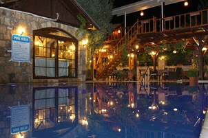 Una piscina al aire libre de temporada, sombrillas