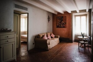 Romantic Suite, 2 Bedrooms, Lake View | Peti besi dalam bilik, meja, katil bayi/kot (percuma), Wi-fi percuma