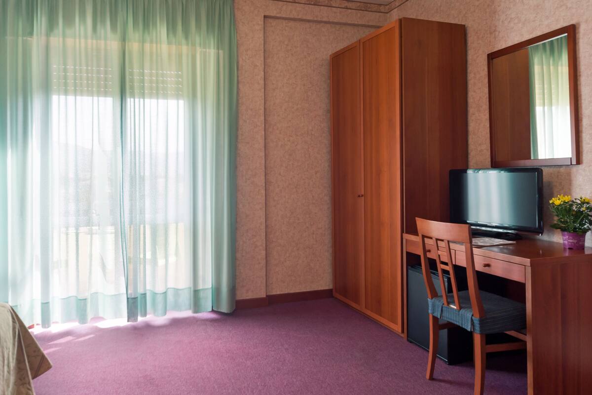 Coffre-fort, bureau, système d ’insonorisation, lit de bébé (gratuit)