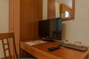 In-room safe, desk, soundproofing, free cots/infant beds - Hotel Columbus (Bolsena)