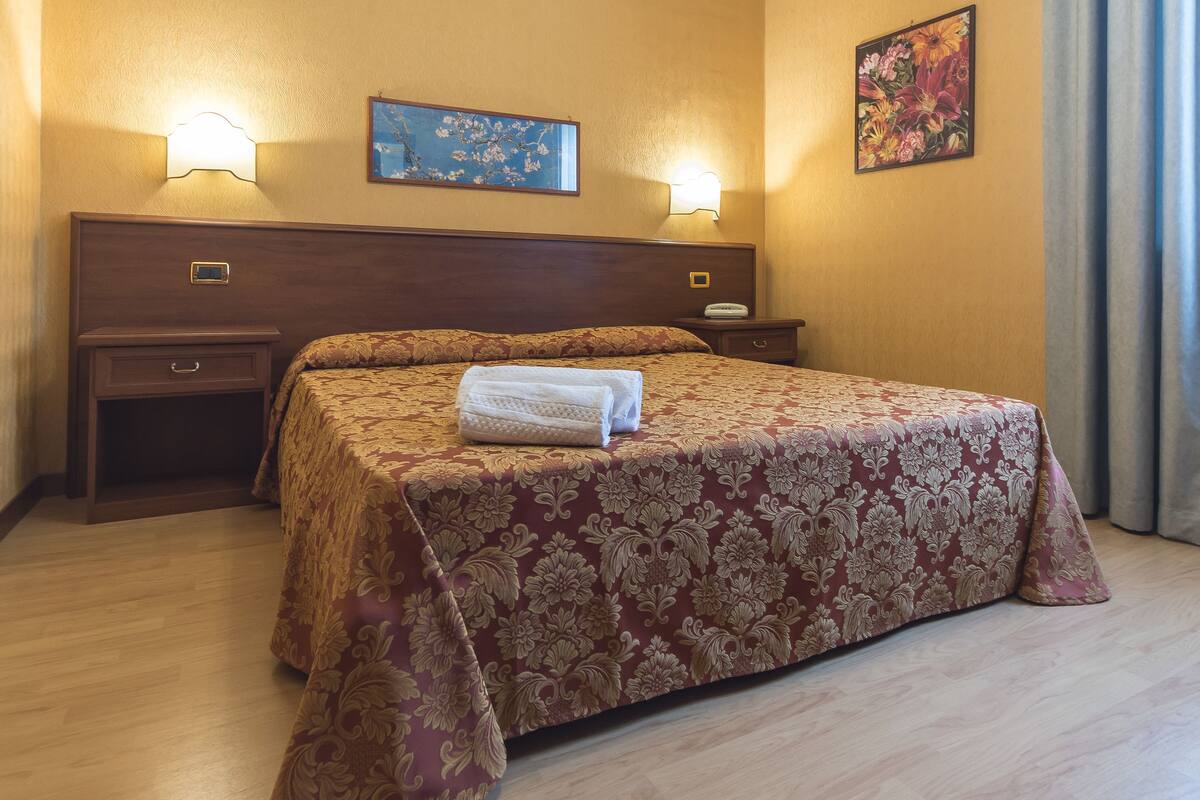 Chambre économique double | Coffre-fort, bureau, système d’insonorisation, lit de bébé (gratuit)