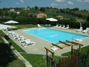 Outdoor pool, pool umbrellas - Residenza del Marchese (Gualdo Cattaneo)