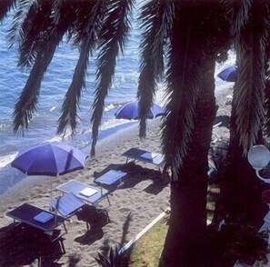 Plage privée à proximité, chaise longue, parasol