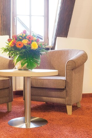 行政开间套房 | 起居区 | 40-英寸纯平电视（配备卫星频道）