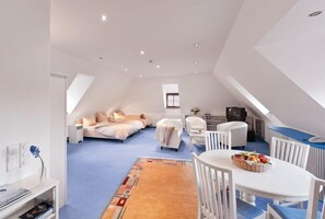 高级公寓 | 起居区 | 40-英寸纯平电视（配备卫星频道）