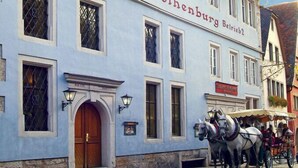 A historic building with a sign reading "Haus Rothenburg Betrieb2". - Hotel Garni Altes Brauhaus (Rothenburg ob der Tauber)