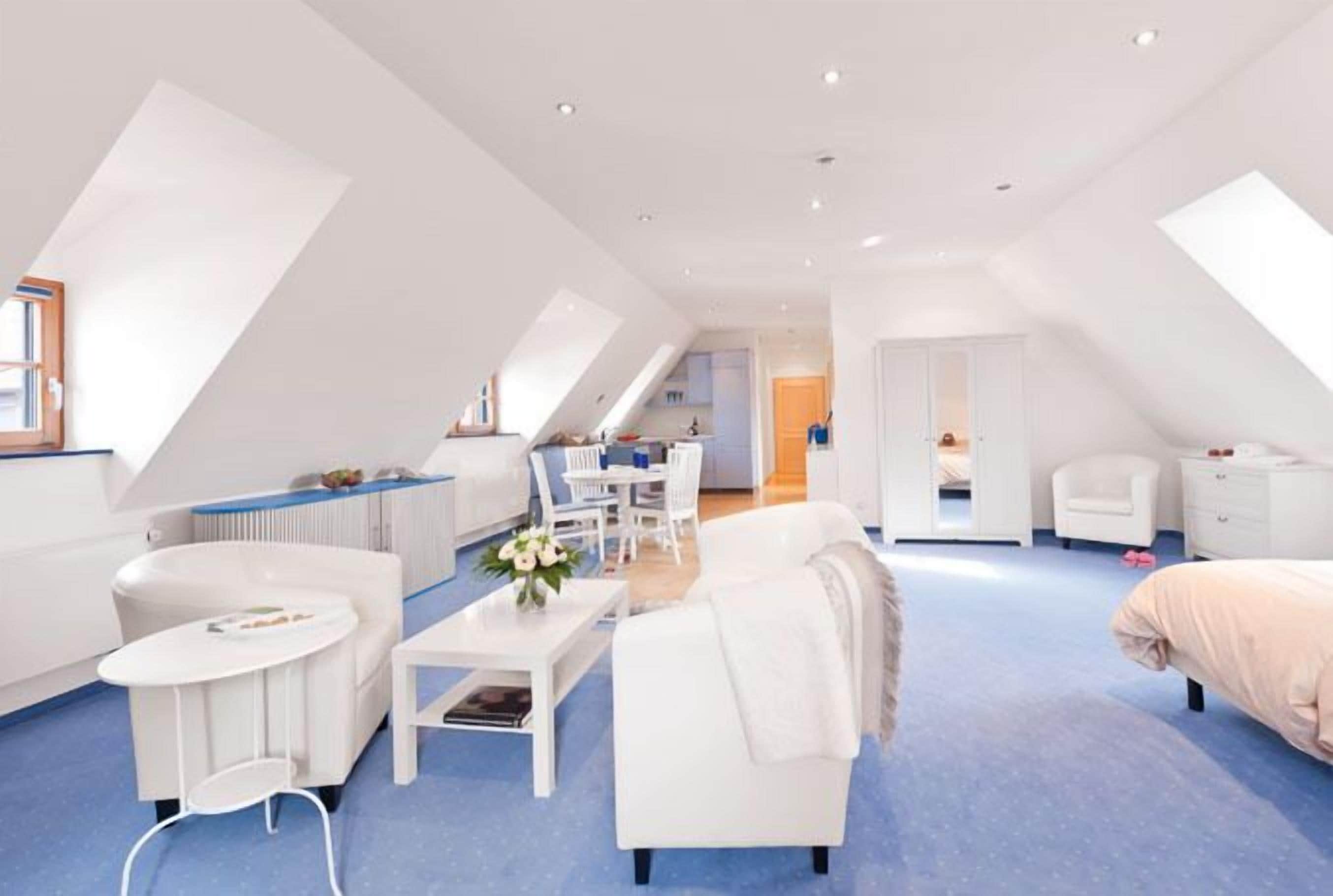 スーペリア アパートメント | リビング エリア | 40 インチの薄型テレビ (衛星放送視聴可)