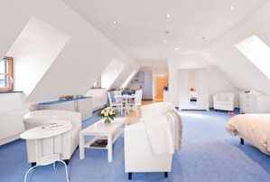 高级公寓 | 起居区 | 40-英寸纯平电视（配备卫星频道）