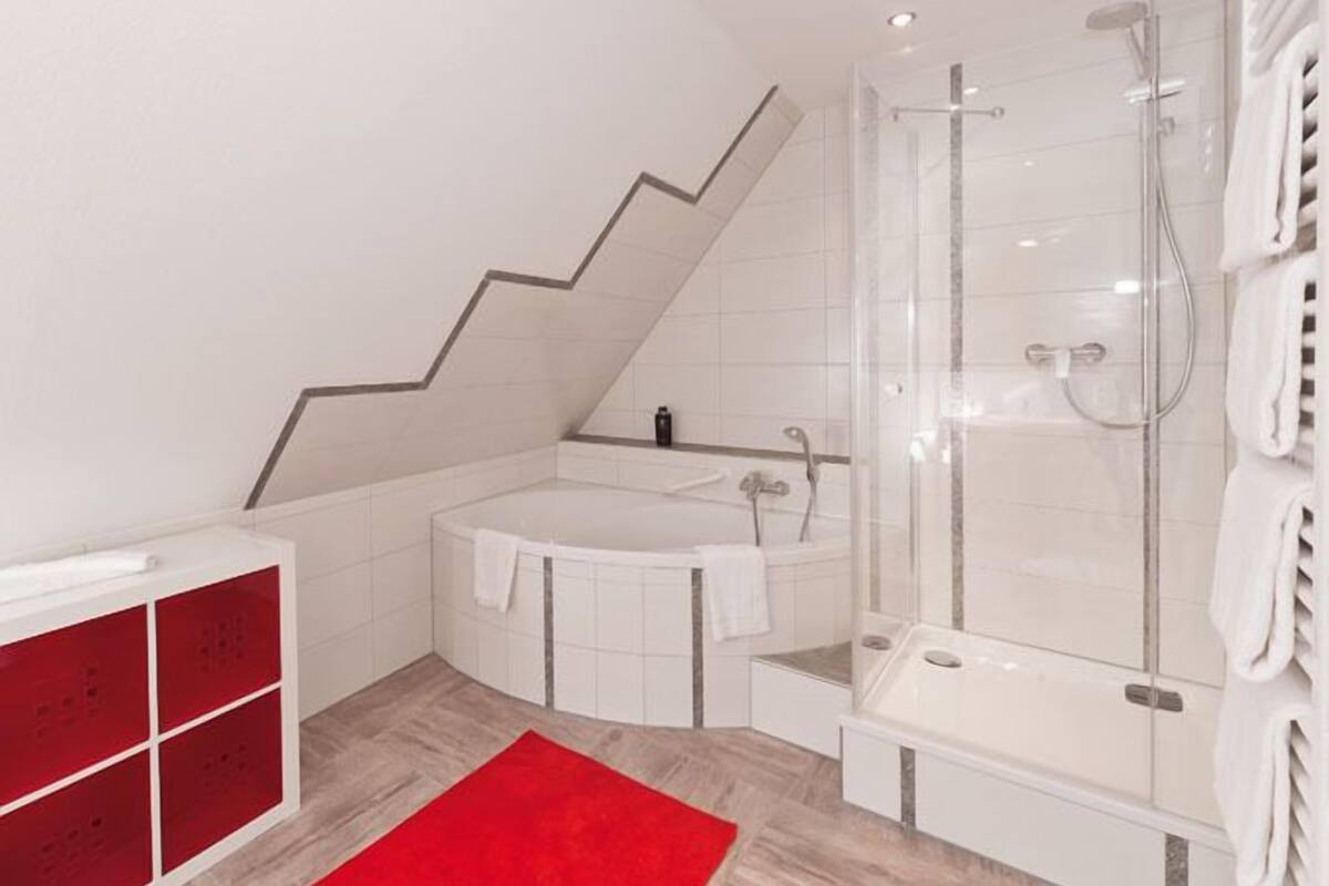superior apartment | bathroom | bathtub, free toiletries, hair dryer, towels