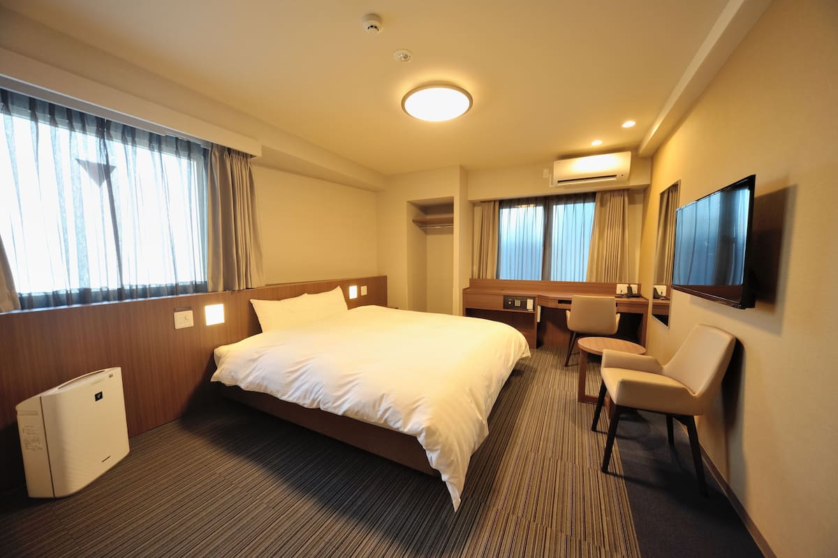 Down comforters, in-room safe, desk, blackout drapes