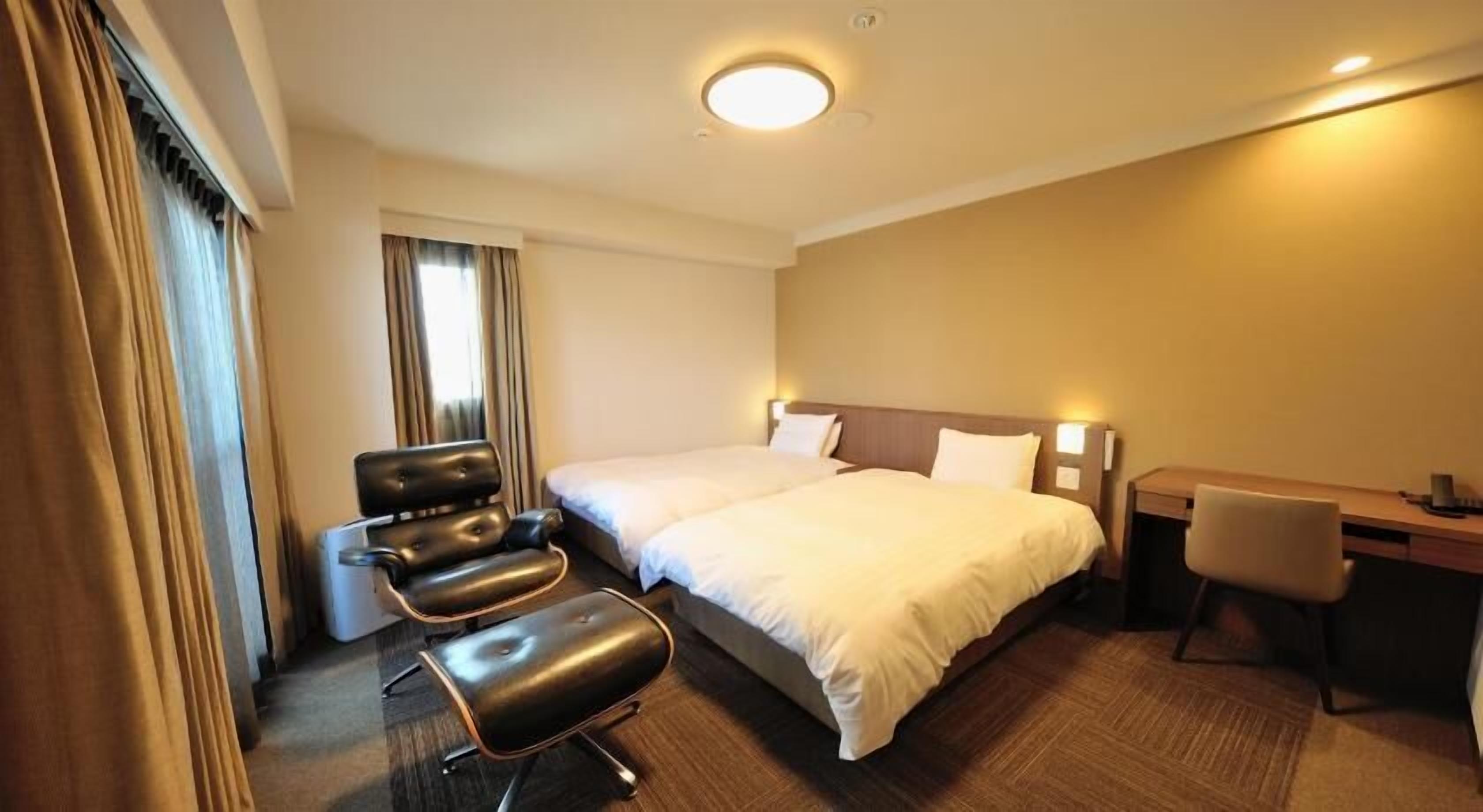 羽毛の掛け布団、セーフティボックス (室内)、デスク、遮光カーテン