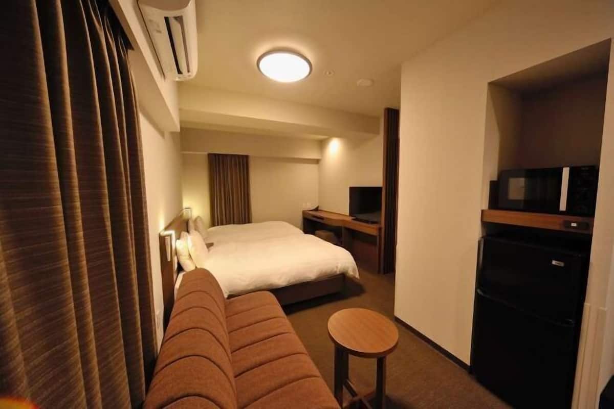 Down comforters, in-room safe, desk, blackout drapes