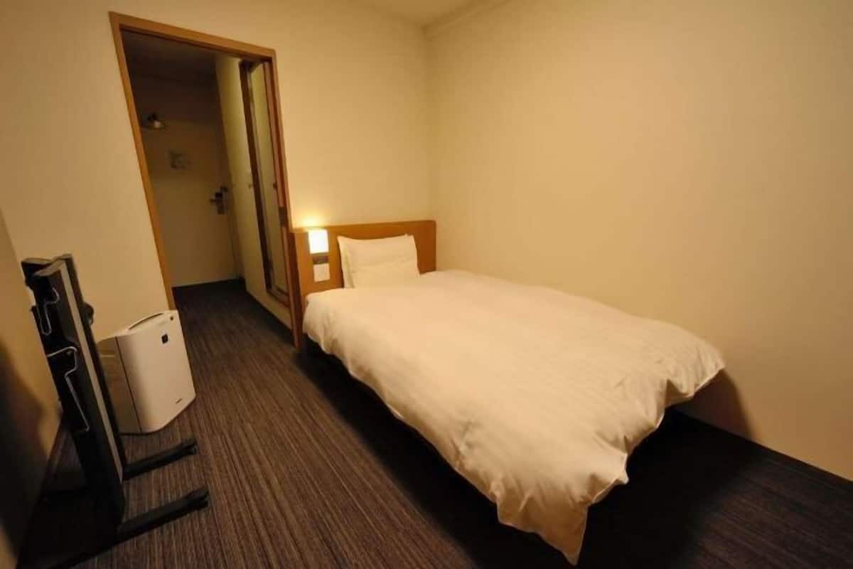 Down comforters, in-room safe, desk, blackout drapes