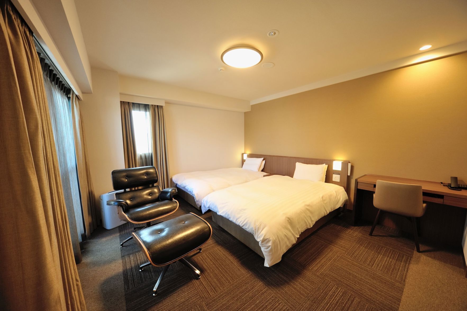 羽毛の掛け布団、セーフティボックス (室内)、デスク、遮光カーテン