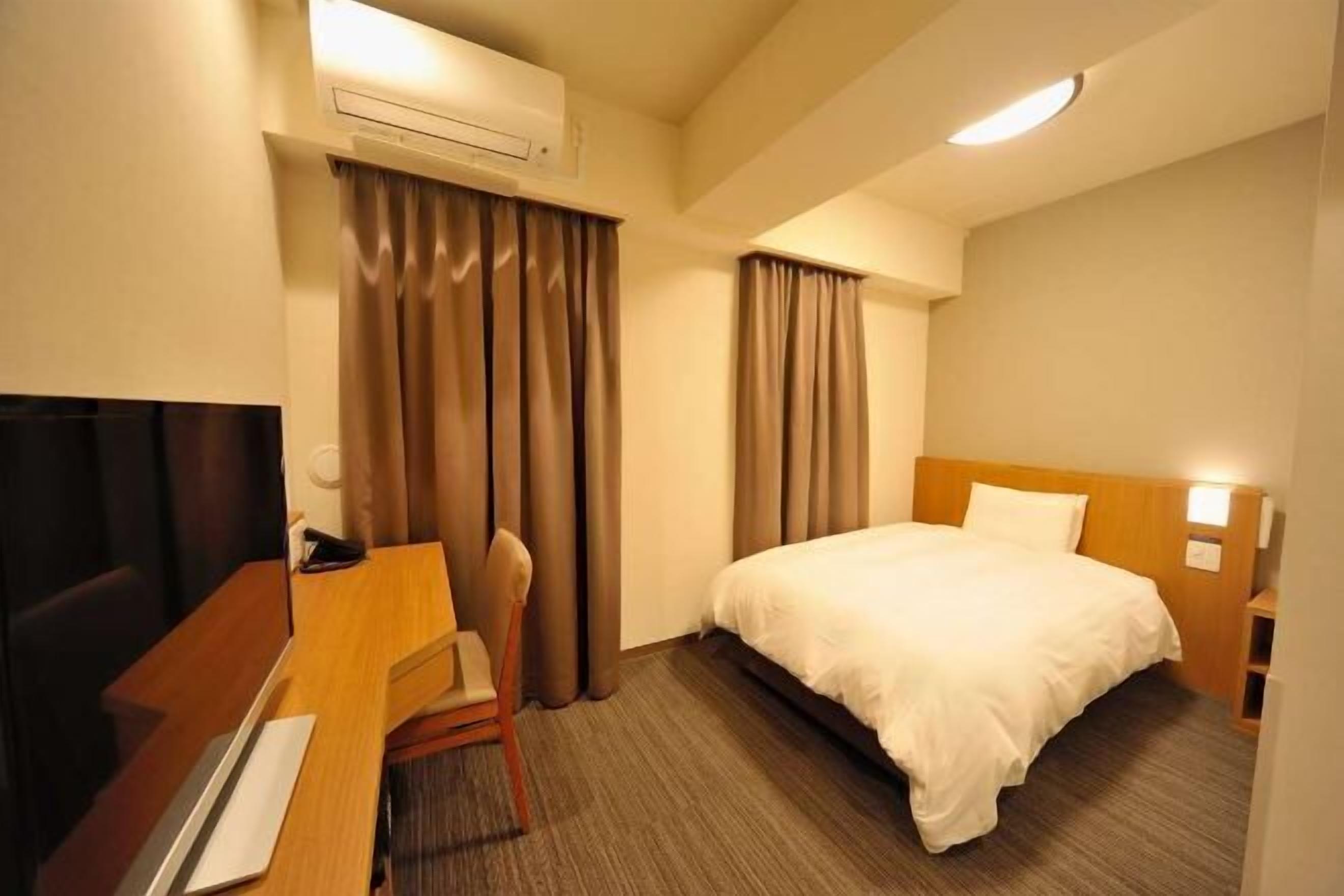 羽绒被、客房内保险箱、办公桌、遮光窗帘