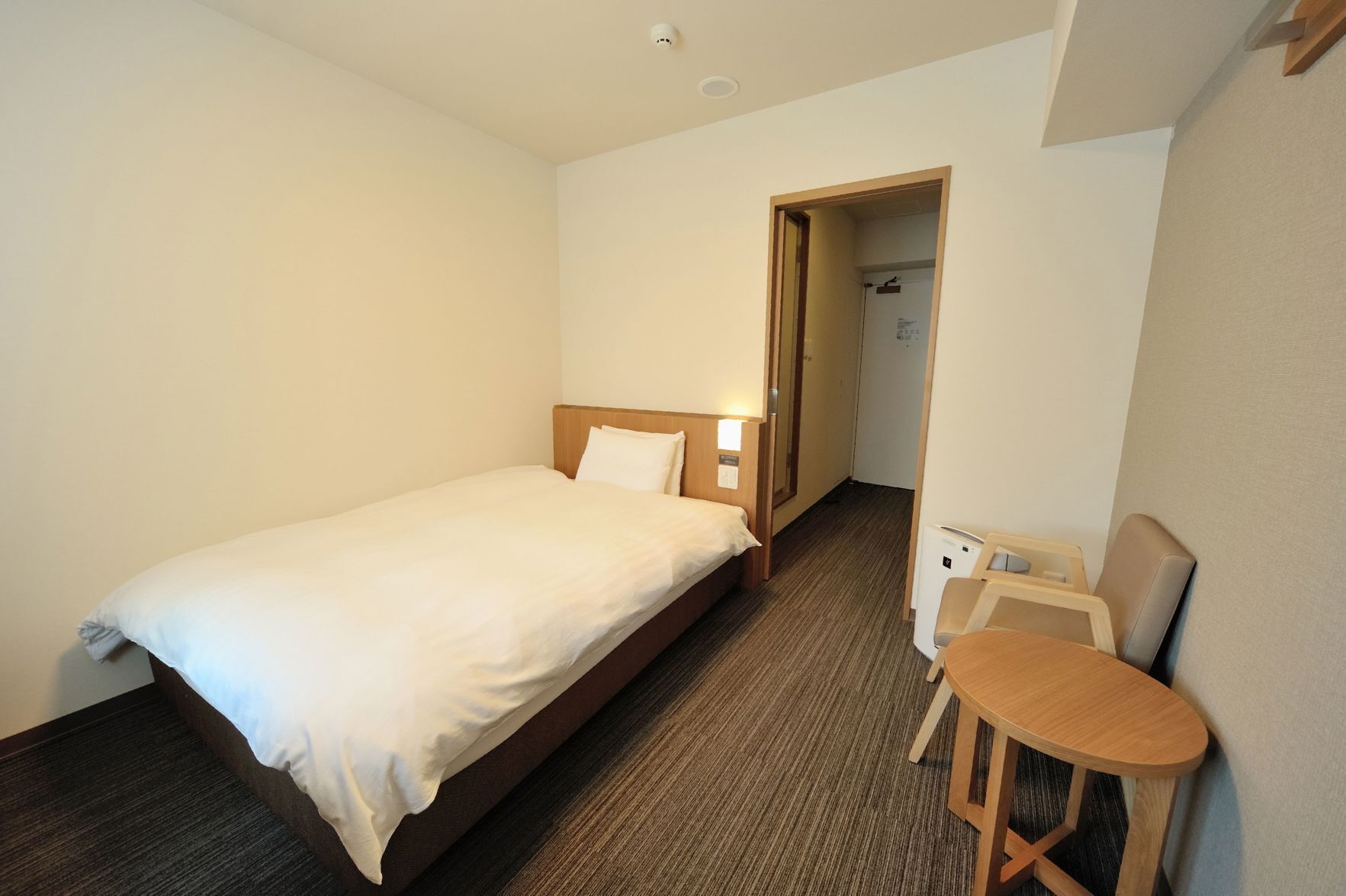 羽毛の掛け布団、セーフティボックス (室内)、デスク、遮光カーテン