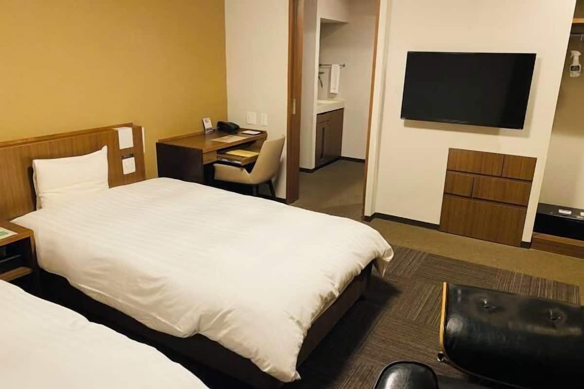 Down comforters, in-room safe, desk, blackout drapes