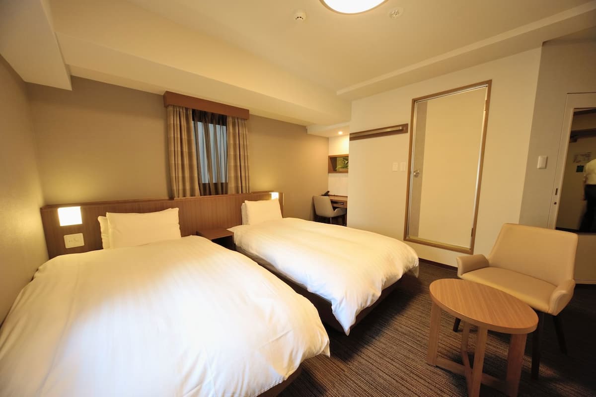 Edredones de plumas, caja fuerte, escritorio y cortinas opacas