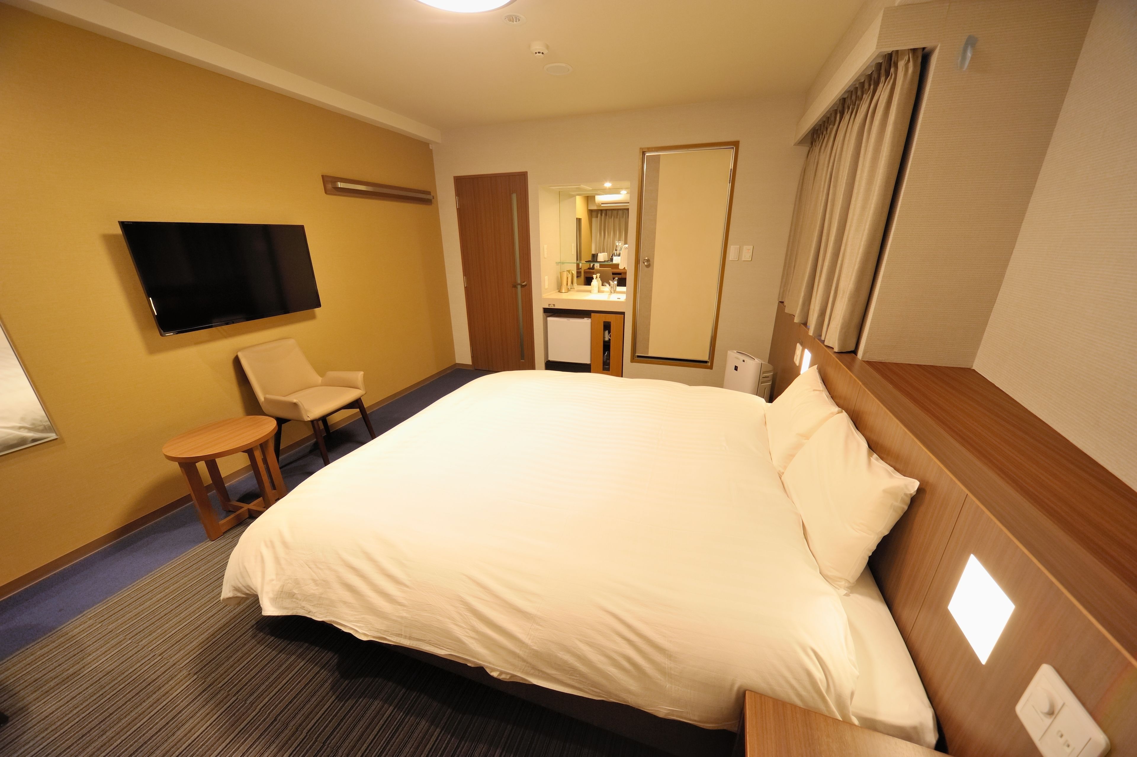 Down duvets, in-room safe, desk, blackout curtains