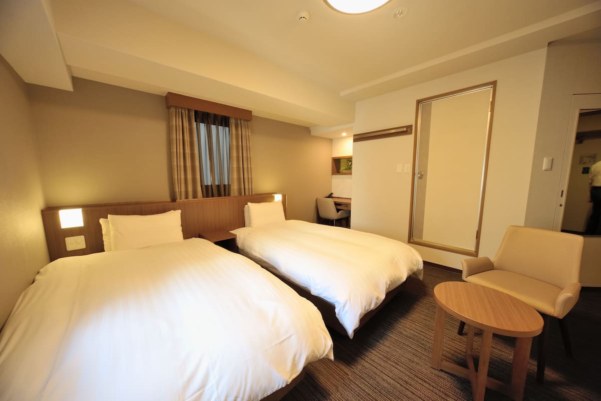 Down comforters, in-room safe, desk, blackout drapes