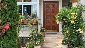 Een houten deur in traditionele stijl, met erboven een bord waarop 'Ada Hotel Istanbul' staat.