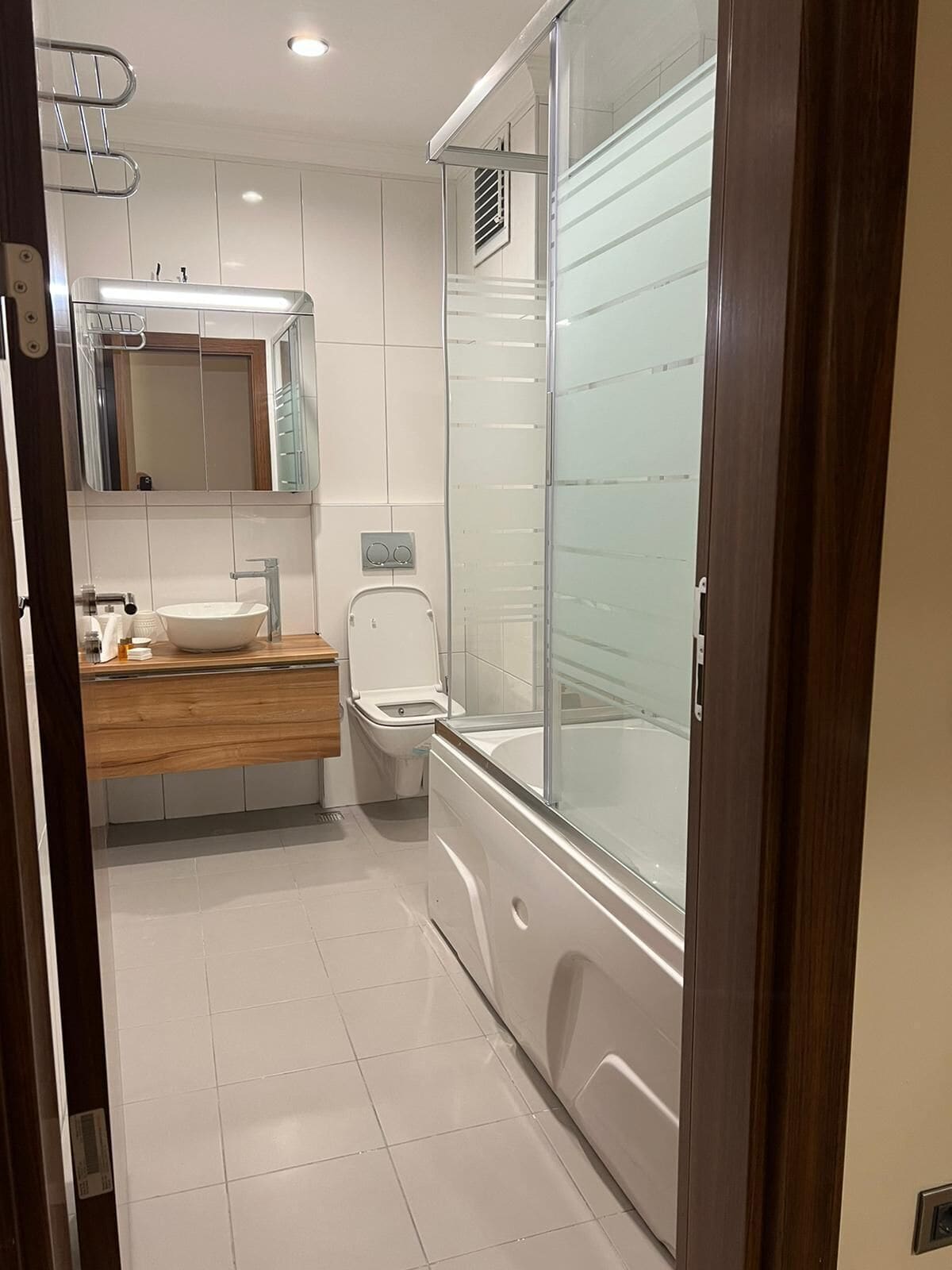 standard suite - half basement | bathroom | free toiletries, hair dryer, towels