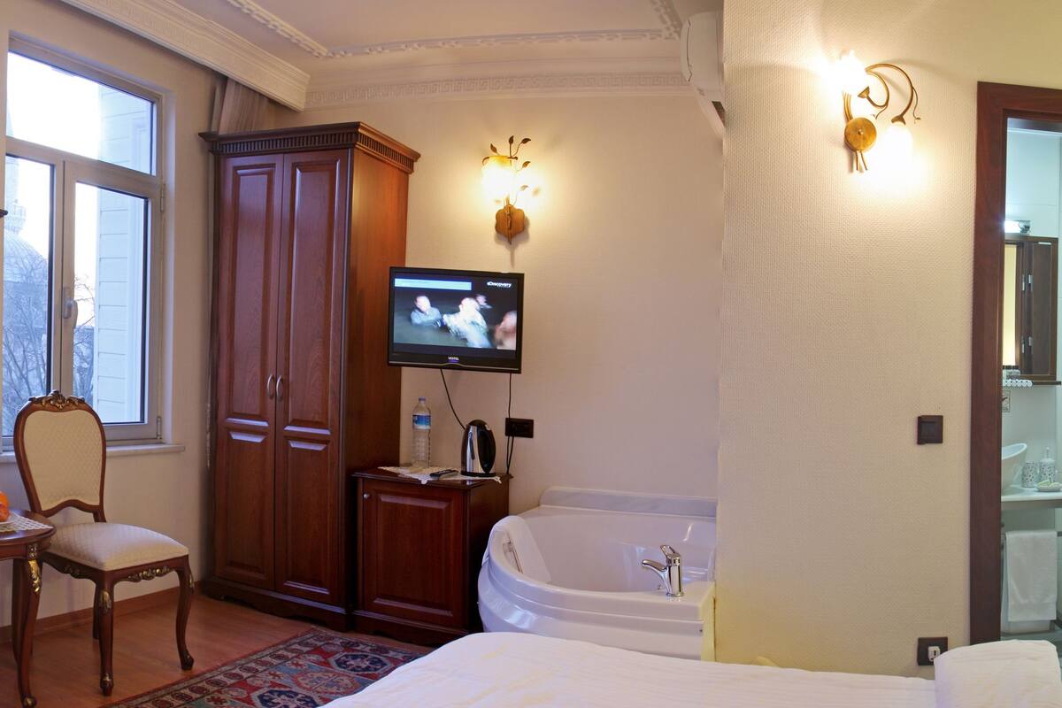 Double Room, Sea View | Minibar, in-room safe, soundproofing, iron/ironing board