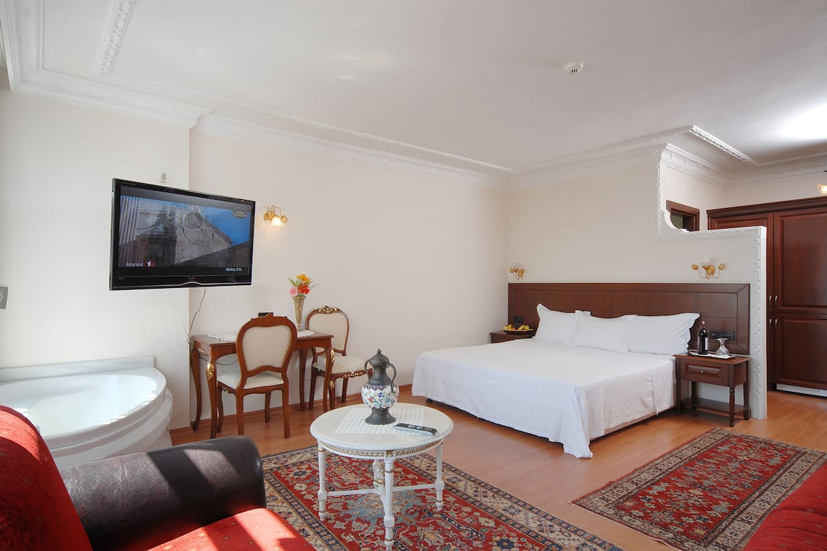 Deluxe Suite | Minibar, in-room safe, soundproofing, iron/ironing board