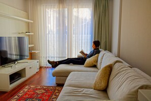 Luxury Apartment, 1 Bedroom, Balcony ''Annex'' | Oppholdsrom | Flatskjerm-TV