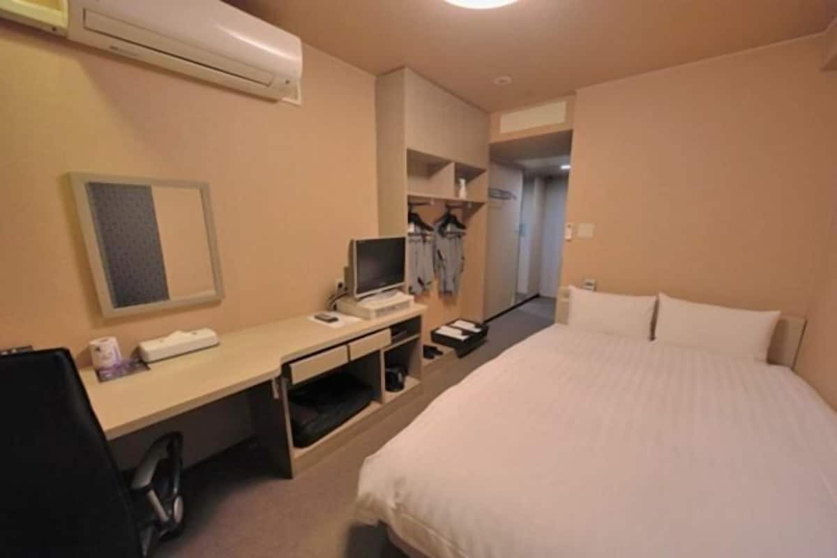 Premium bedding, down duvets, blackout curtains, free WiFi