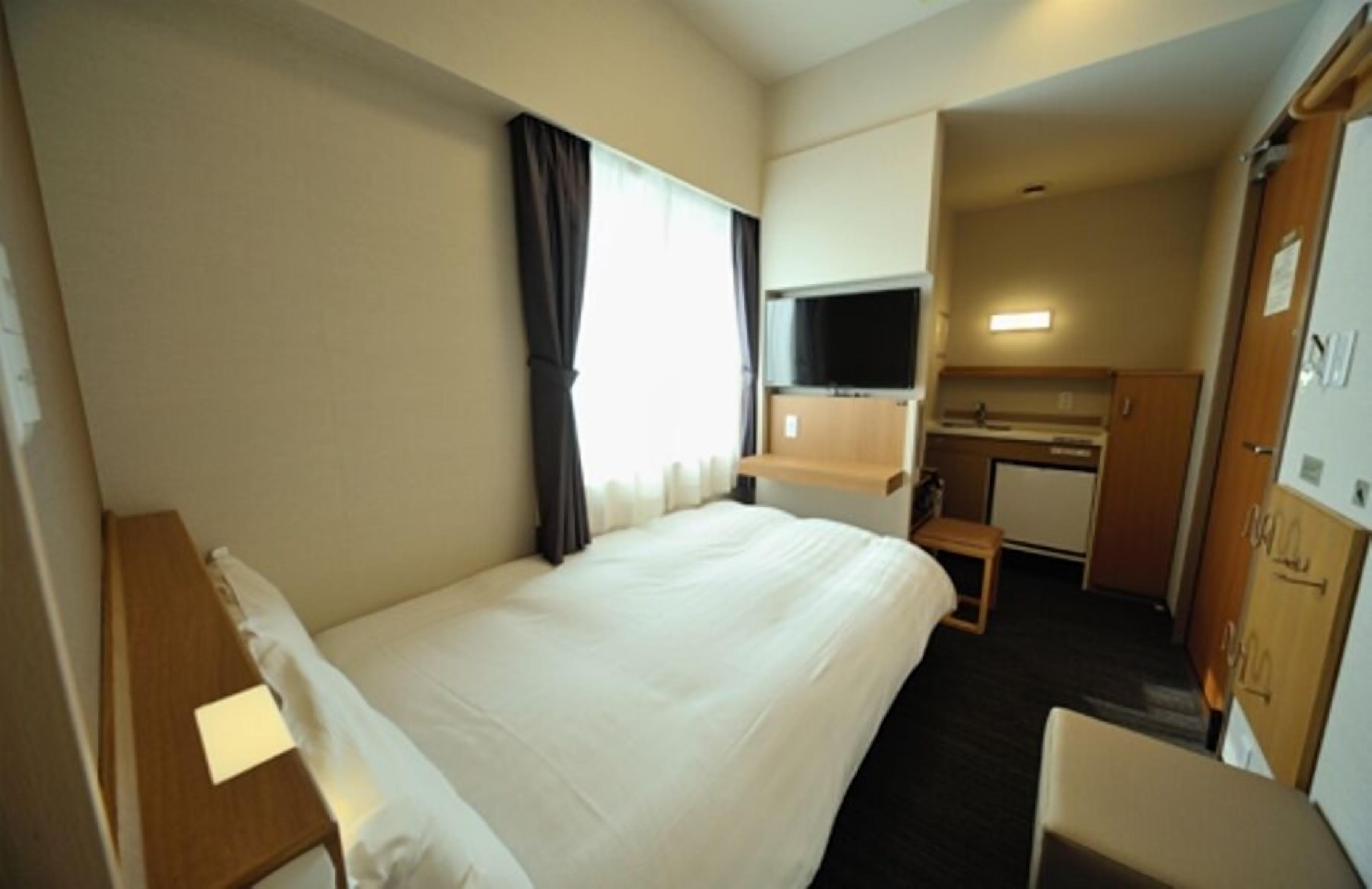 客房内保险箱、办公桌、遮光窗帘、熨斗/熨板