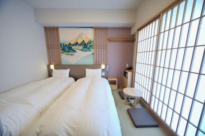 房內夾萬、書桌、遮光窗簾/窗簾、熨斗/熨衫板