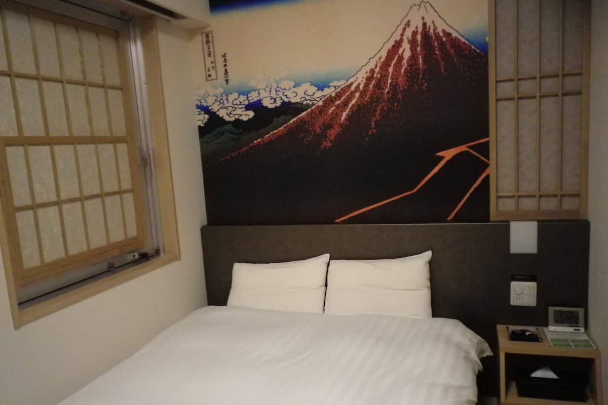 客房内保险箱、办公桌、遮光窗帘、熨斗/熨板