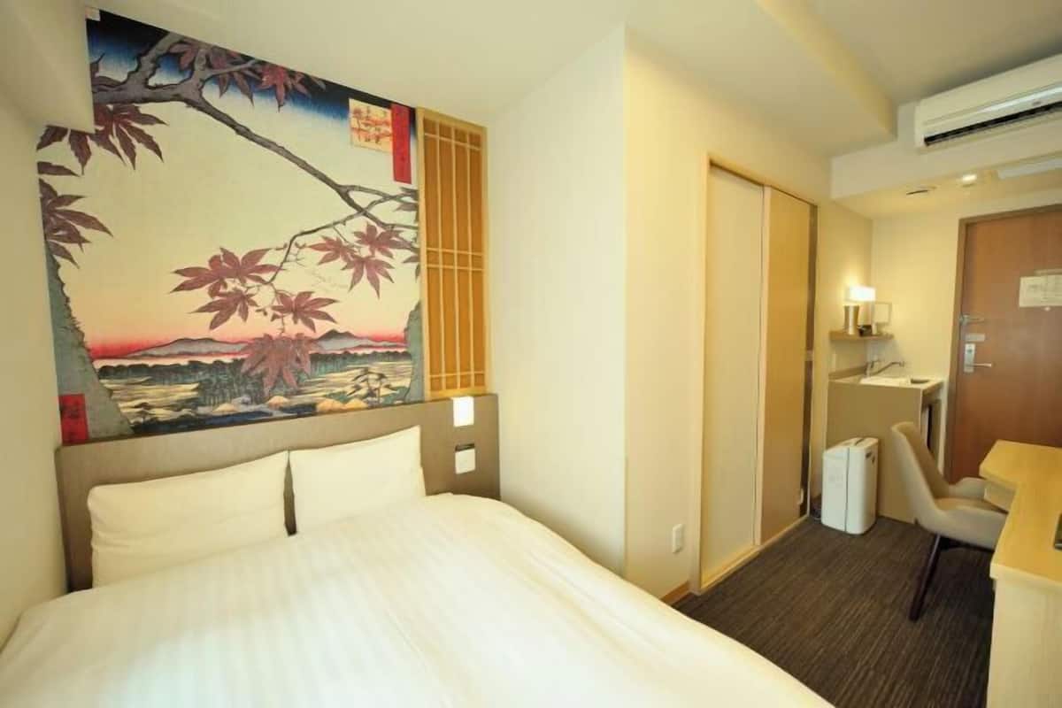 Cofres nos quartos, escrivaninha, cortinas blackout