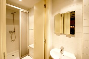 Shower, towels - Borne Down Town Apartments (Barcelona)