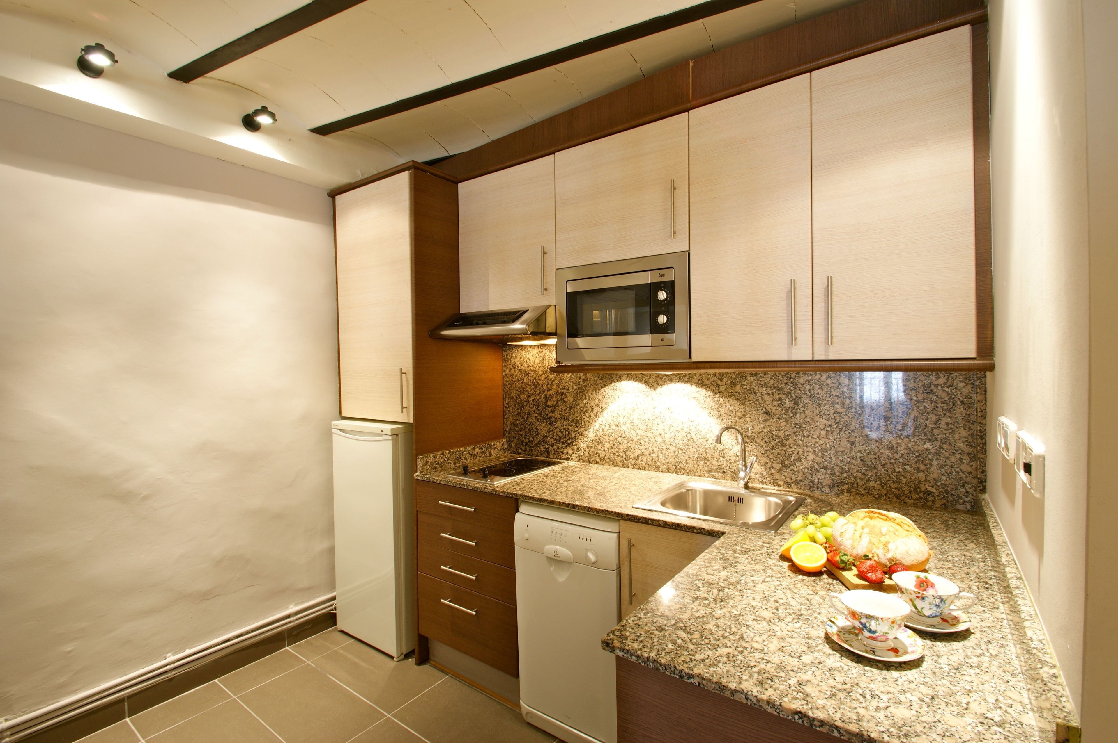 Superior studio | Privékeuken | Een koelkast, een koffiezetapparaat/waterkoker