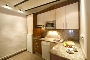 Superior Studio | Private kitchen | Fridge, coffee/tea maker, cookware/dishes/utensils - Borne Down Town Apartments (Barcelona)