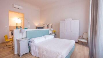 Suite Junior, 1 grand lit et 1 canapé-lit, cuisine | Vue de la chambre