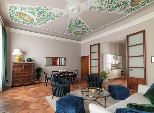 Appartement Deluxe, 2 chambres, 2 salles de bains | Coin séjour | Télévision LCD de 32 pouces avec chaînes numériques, télévision