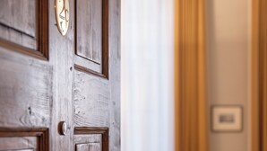 A wooden door with a brass handle and a brass plate with the number 20. - Palazzo Alfani al David (Florence)