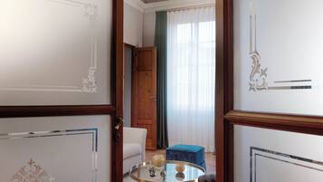 Deluxe-Apartment, 2 Schlafzimmer, 2 Bäder | Wohnbereich | 32-Zoll-LCD-Fernseher mit Digitalempfang, Fernseher