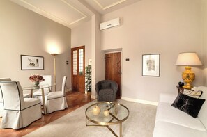 Leilighet – superior, 1 kingsize-seng med sovesofa, kjøkken | Oppholdsområde | En 32-tommers LCD-TV med digitale kanaler samt TV