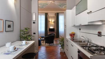 Apartamento Deluxe, 2 habitaciones, 2 baños | Cocina privada | Frigorífico grande, microondas, horno y placa de cocina