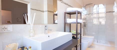 Douche, douche à « effet pluie », articles de toilette gratuits