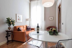 Appartement Classique, 1 très grand lit et 1 canapé-lit, cuisine | Coin séjour | Télévision LCD de 32 pouces avec chaînes numériques, télévision