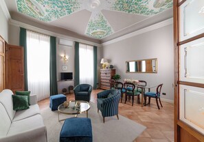 Appartamento Deluxe, 2 camere da letto, 2 bagni | Area soggiorno | TV LCD 32 pollici con canali digitali, TV