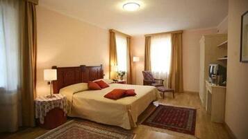 Doppelzimmer, 1 King-Bett | Zustellbetten, kostenloses WLAN