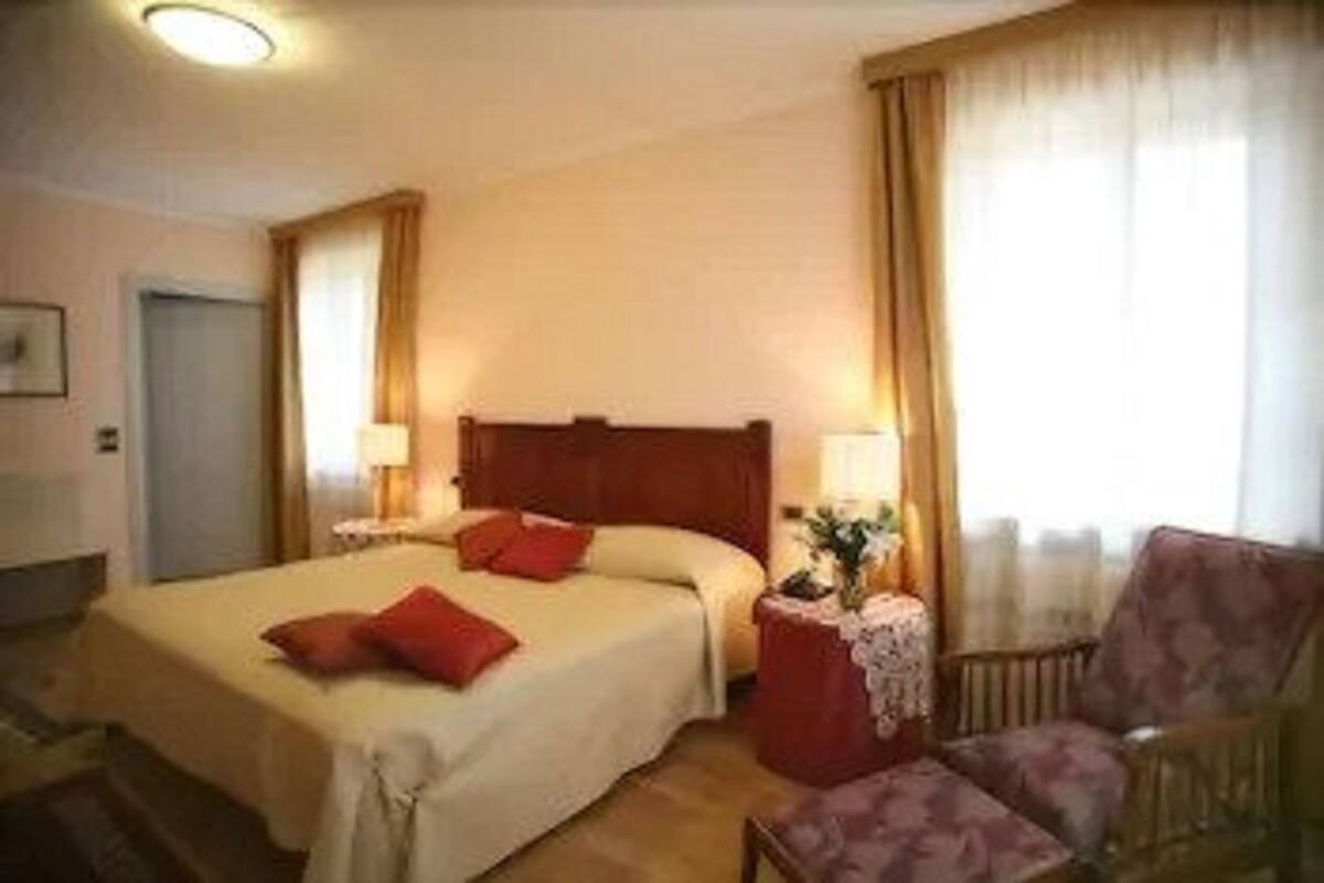Double Room, 1 King Bed | Rollaway beds (surcharge), WiFi (free)