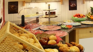 A buffet with various food items including bread, pastries, and eggs. - Hotel im Rheintal (Kamp-Bornhofen)