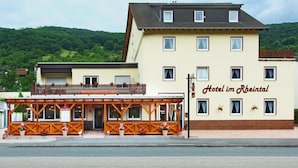 A two-story hotel with a balcony and a sign reading "Hotel im Rheintal". - Hotel im Rheintal (Kamp-Bornhofen)